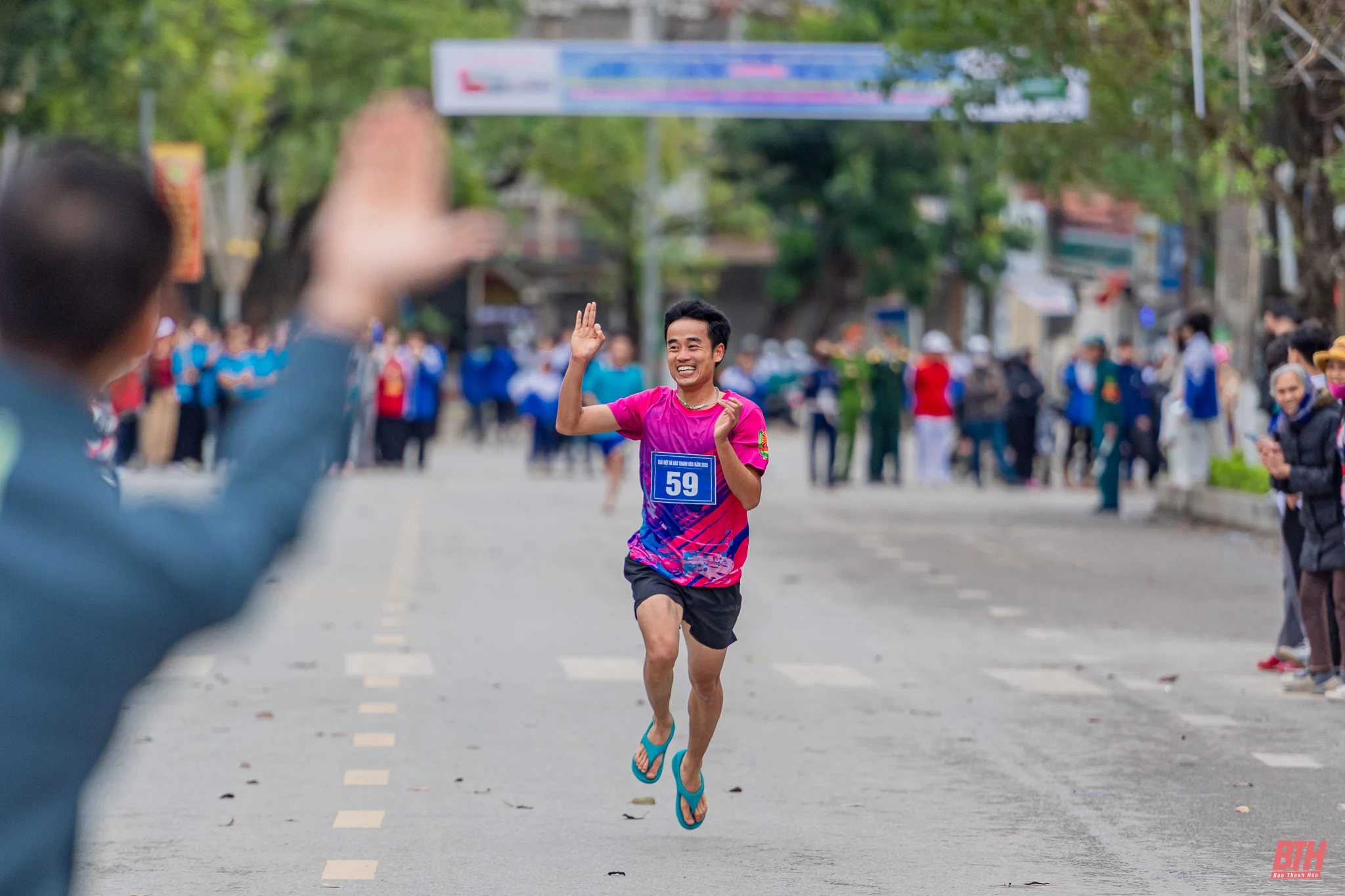 Lan tỏa tinh thần “Chạy vì sức khỏe cộng đồng” trên đường chạy việt dã Báo Thanh Hoá 