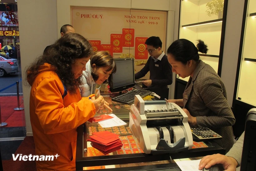 Liên tục tăng giá, vàng nhẫn và SJC cùng vượt mốc 99 triệu đồng mỗi lượng