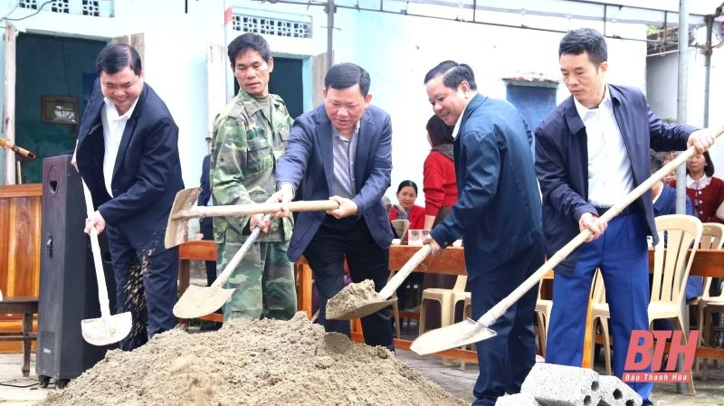 Các đồng chí lãnh đạo tỉnh dự Lễ khởi công xây dựng nhà cho hộ nghèo, gia đình chính sách, hộ còn khó khăn về nhà ở tại các địa phương