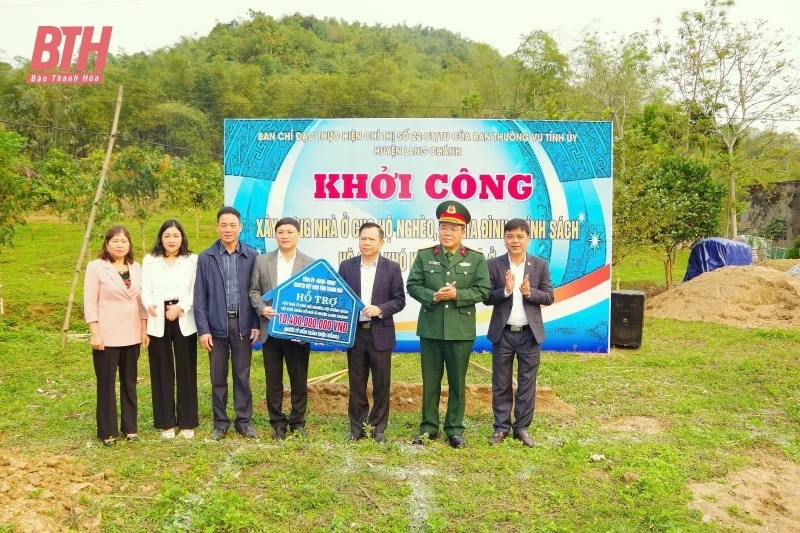 Chỉ huy trưởng Bộ Chỉ huy Quân sự tỉnh dự lễ khởi công và trao biển hỗ trợ xây nhà ở tại huyện Lang Chánh