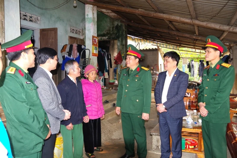 Chỉ huy trưởng Bộ Chỉ huy Quân sự tỉnh dự lễ khởi công và trao biển hỗ trợ xây nhà ở tại huyện Lang Chánh