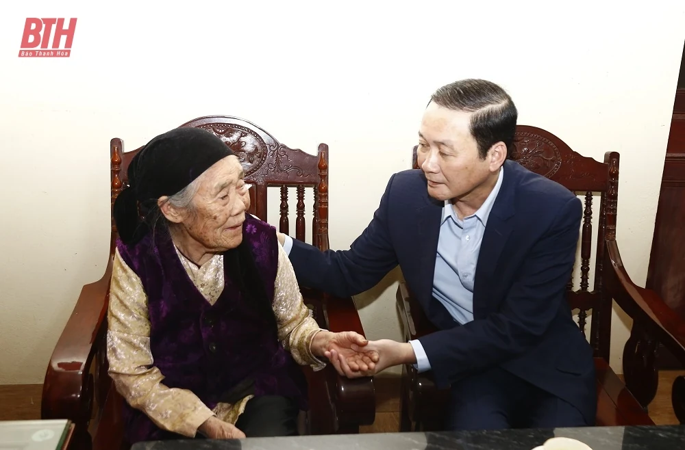 Chủ tịch UBND tỉnh Đỗ Minh Tuấn thăm, tặng quà thân nhân liệt sĩ và dân quân tham gia chiến đấu bảo vệ cầu Hàm Rồng