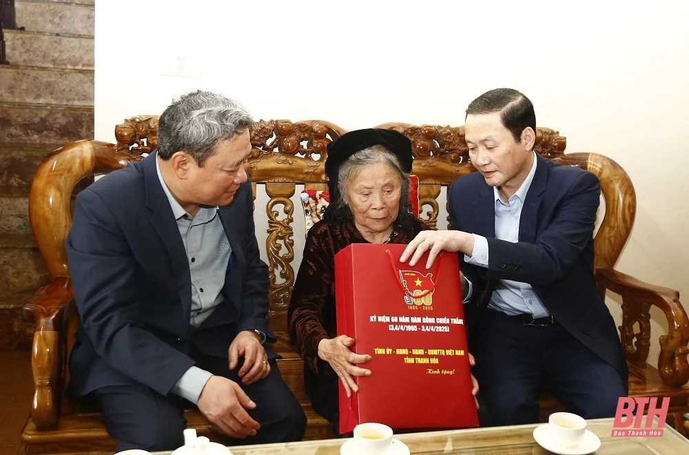 Chủ tịch UBND tỉnh Đỗ Minh Tuấn thăm, tặng quà thân nhân liệt sĩ và dân quân tham gia chiến đấu bảo vệ cầu Hàm Rồng