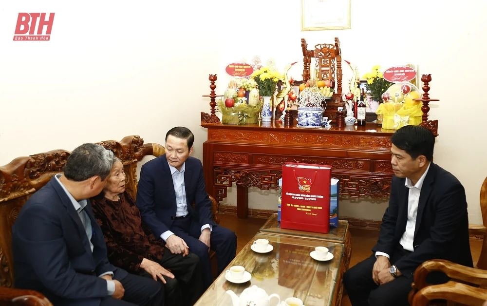 Chủ tịch UBND tỉnh Đỗ Minh Tuấn thăm, tặng quà thân nhân liệt sĩ và dân quân tham gia chiến đấu bảo vệ cầu Hàm Rồng