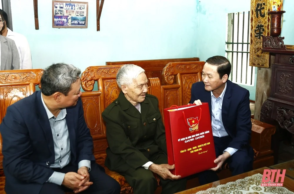 Chủ tịch UBND tỉnh Đỗ Minh Tuấn thăm, tặng quà thân nhân liệt sĩ và dân quân tham gia chiến đấu bảo vệ cầu Hàm Rồng