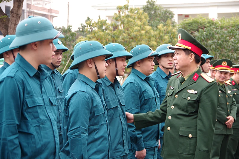 Xây dựng lực lượng dân quân tự vệ “vững mạnh, rộng khắp”