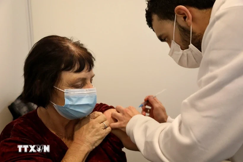 Vaccine COVID-19 giảm 27% nguy cơ COVID kéo dài ở người trưởng thành