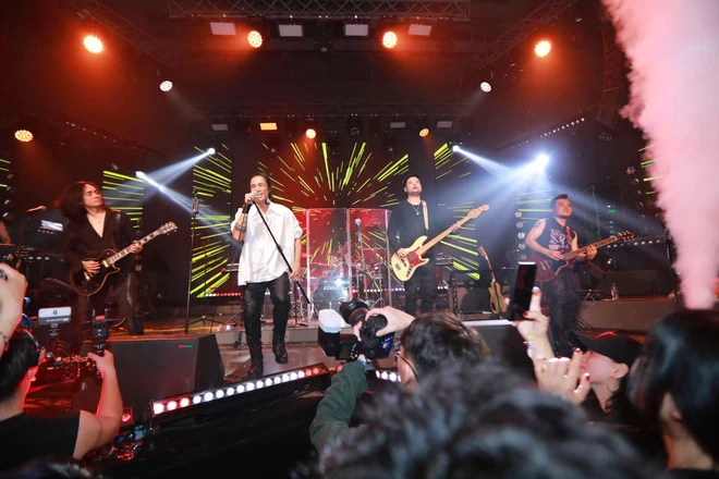 Kỷ niệm 30 năm thành lập Bức Tường: Trần Lập xuất hiện trong mọi khoảnh khắc