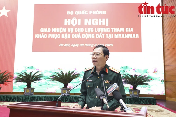 Hình ảnh 80 quân nhân Việt Nam lên đường sang Myanmar khắc phục hậu quả động đất