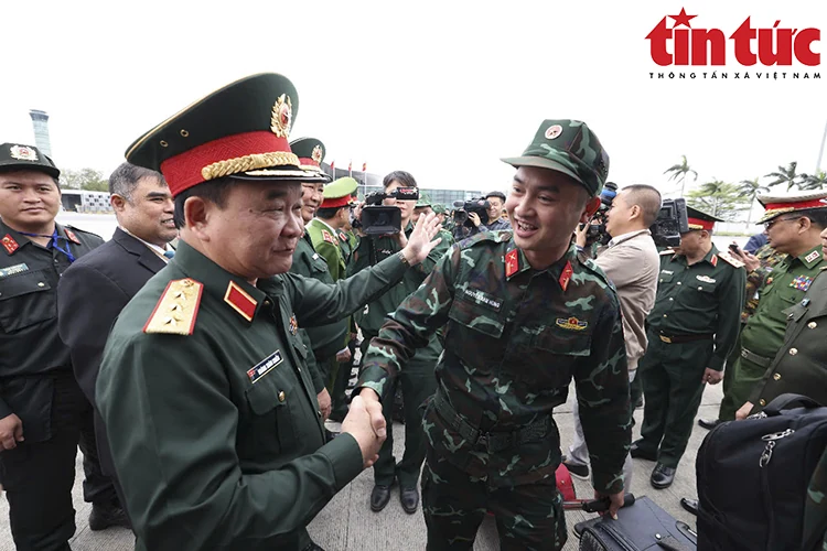 Hình ảnh 80 quân nhân Việt Nam lên đường sang Myanmar khắc phục hậu quả động đất