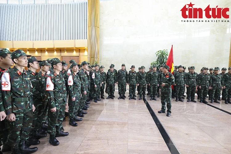 Hình ảnh 80 quân nhân Việt Nam lên đường sang Myanmar khắc phục hậu quả động đất