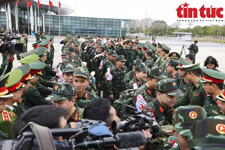 Hình ảnh 80 quân nhân Việt Nam lên đường sang Myanmar khắc phục hậu quả động đất