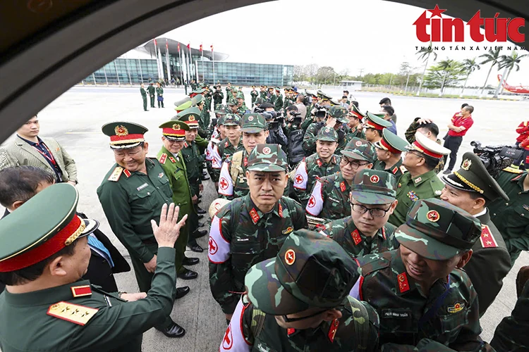 Hình ảnh 80 quân nhân Việt Nam lên đường sang Myanmar khắc phục hậu quả động đất