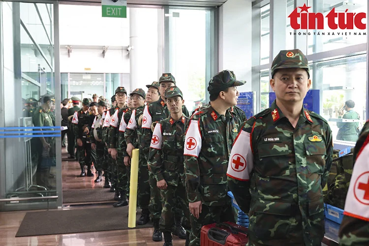 Hình ảnh 80 quân nhân Việt Nam lên đường sang Myanmar khắc phục hậu quả động đất