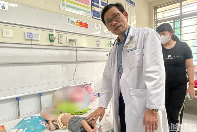 Cha mẹ thờ ơ tiêm vaccine, nhiều trẻ biến chứng nặng do mắc sởi