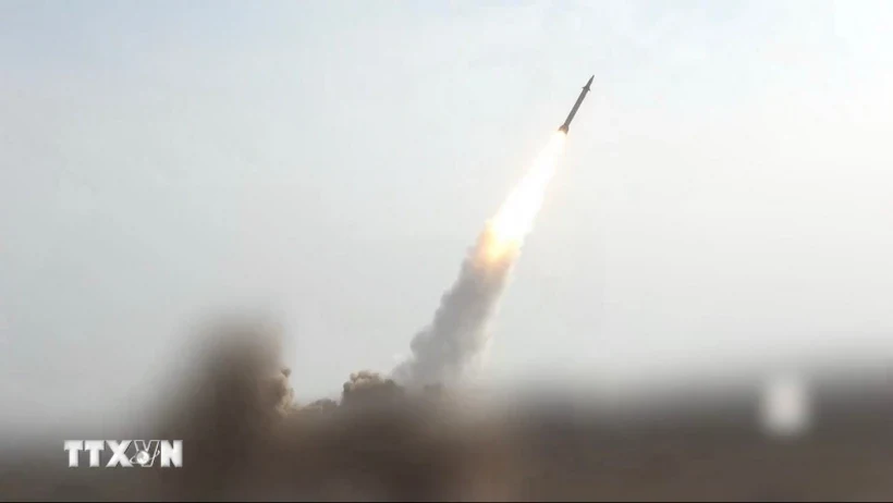 Lực lượng Houthi tuyên bố tấn công sân bay Israel và tàu chiến Mỹ