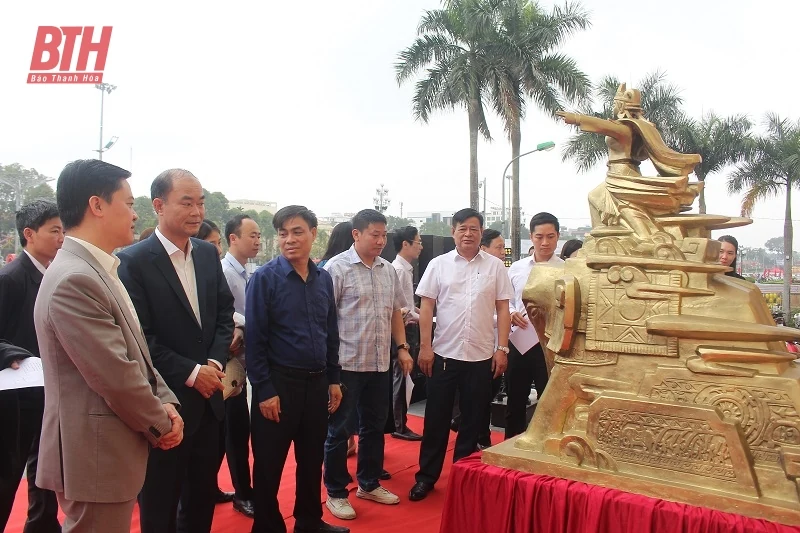 Trưng bày xin ý kiến Nhân dân về các mẫu phác thảo tượng đài Bà Triệu chất liệu đồng