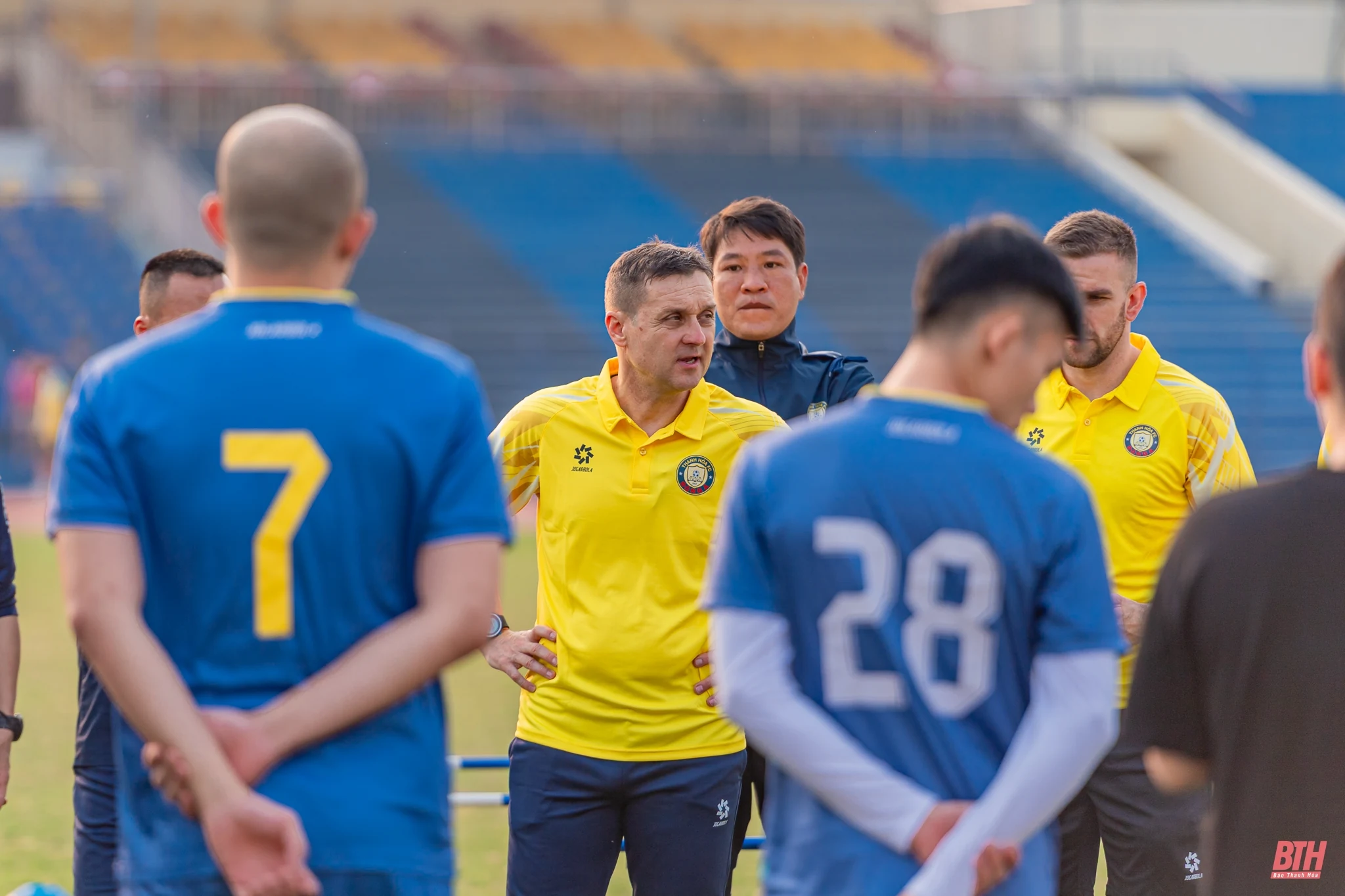 Buổi làm việc đầu tiên của HLV Tomislav tại Đông Á Thanh Hóa