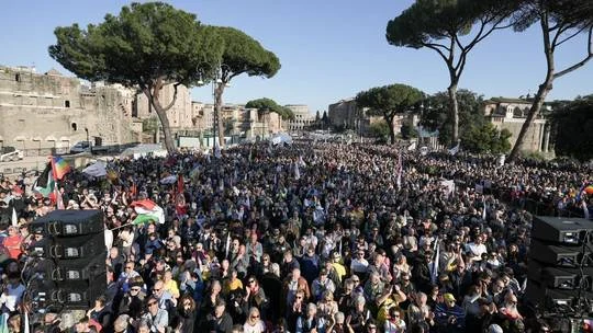 Hàng ngàn người biểu tình ở Rome phản đối tái vũ trang châu Âu