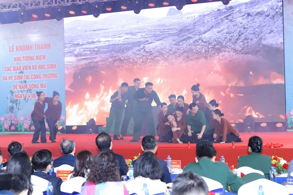 Khánh thành Khu tưởng niệm các giáo viên và học sinh đã hy sinh tại công trường đê Nam sông Mã