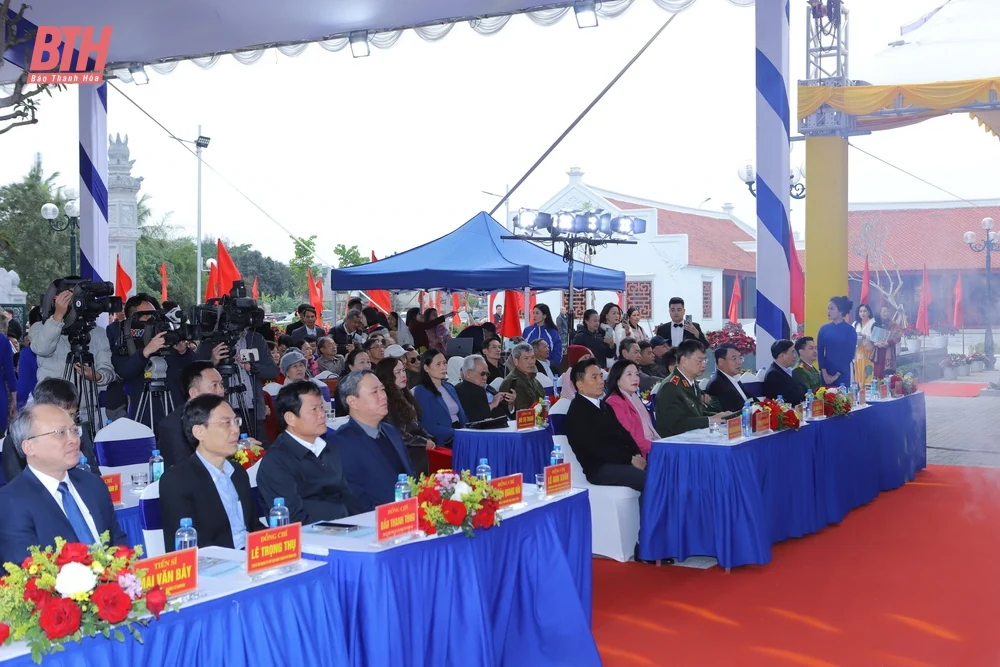 Khánh thành Khu tưởng niệm các giáo viên và học sinh đã hy sinh tại công trường đê Nam sông Mã