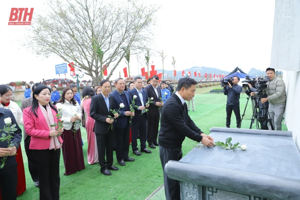 Khánh thành Khu tưởng niệm các giáo viên và học sinh đã hy sinh tại công trường đê Nam sông Mã