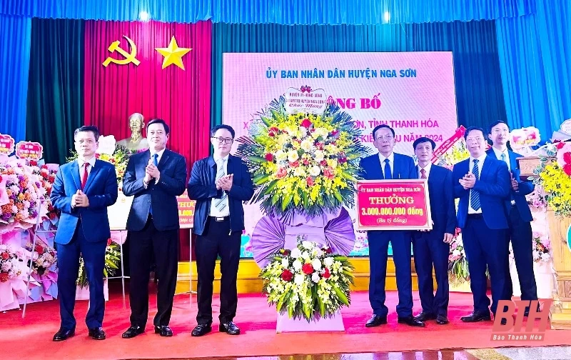 Nga Hải đón nhận Quyết định công nhận xã đạt chuẩn NTM kiểu mẫu