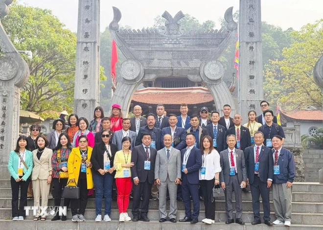 Đoàn kiều bào dâng hương nhân dịp Lễ Giỗ tổ Hùng Vương