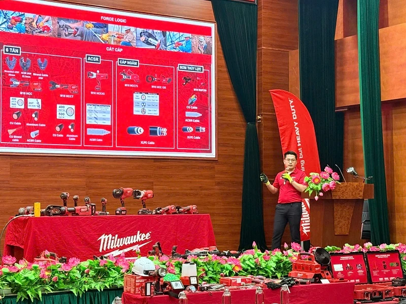 Công ty Điện lực Thanh Hóa tổ chức bồi huấn hướng dẫn sử dụng, bảo dưỡng công cụ, dụng cụ dùng pin 