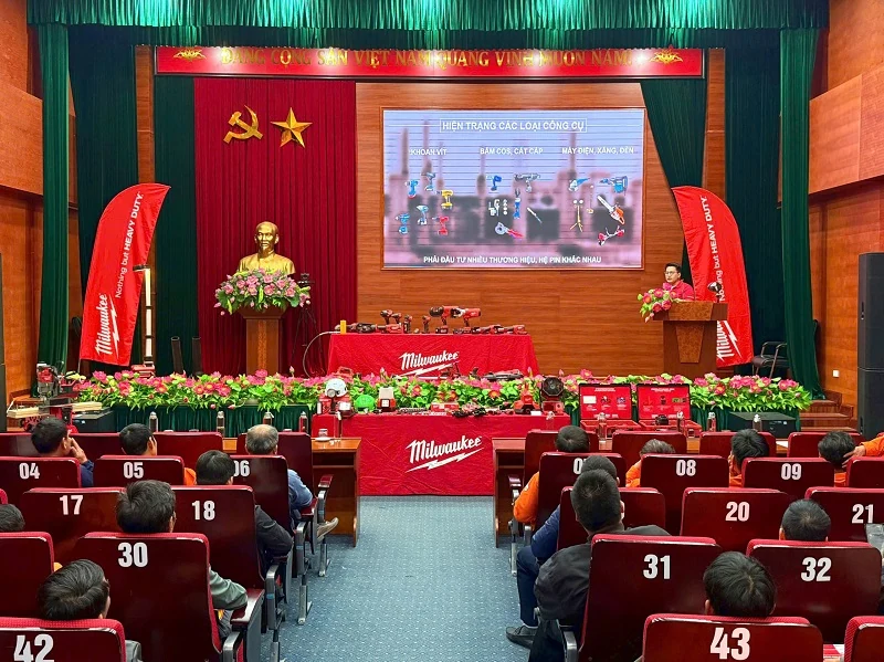 Công ty Điện lực Thanh Hóa tổ chức bồi huấn hướng dẫn sử dụng, bảo dưỡng công cụ, dụng cụ dùng pin 