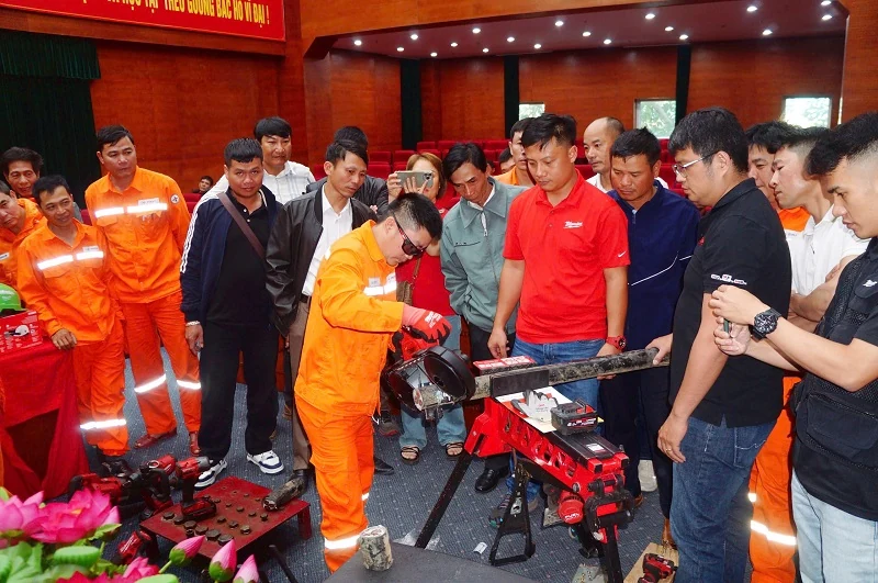 Công ty Điện lực Thanh Hóa tổ chức bồi huấn hướng dẫn sử dụng, bảo dưỡng công cụ, dụng cụ dùng pin 