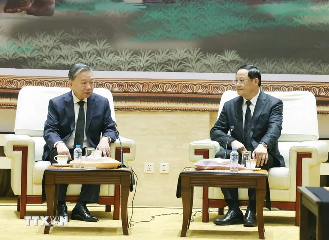 Tổng Bí thư Tô Lâm dẫn đầu đoàn Việt Nam viếng đồng chí Khamtay Siphandone