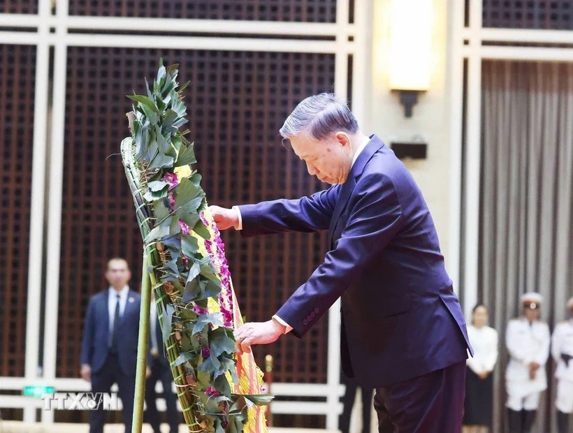 Tổng Bí thư Tô Lâm dẫn đầu đoàn Việt Nam viếng đồng chí Khamtay Siphandone