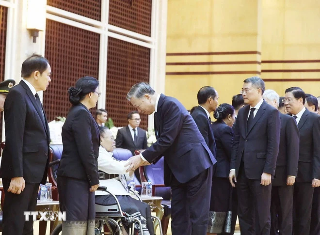 Tổng Bí thư Tô Lâm dẫn đầu đoàn Việt Nam viếng đồng chí Khamtay Siphandone