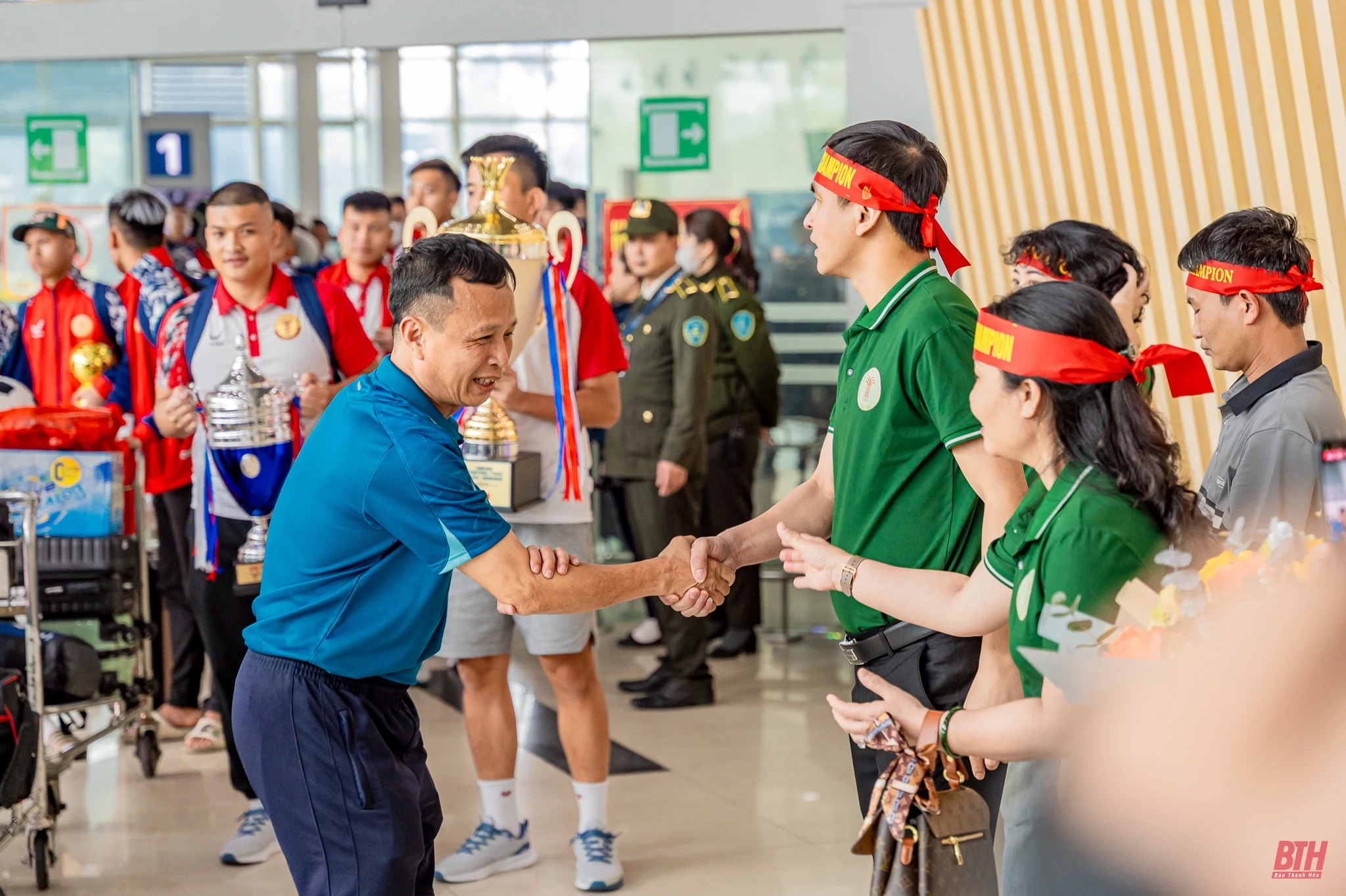 Đón chào nhà vô địch Thanh Niên sinh viên quốc tế khải hoàn ca