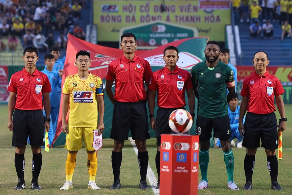 Trọng tài Malaysia điều hành trận CLB Hà Nội - Đông Á Thanh Hóa tại vòng 17 V.League