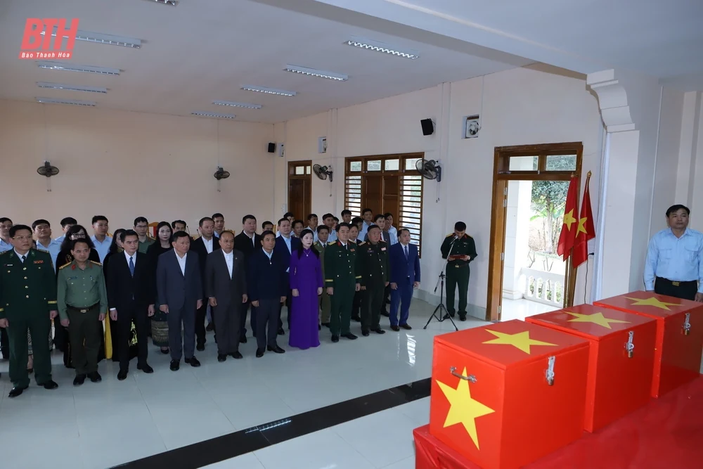 Đoàn đại biểu cấp cao tỉnh Thanh Hóa chúc Tết cổ truyền Bun Pi May tại tỉnh Hủa Phăn (nước CHDCND Lào)