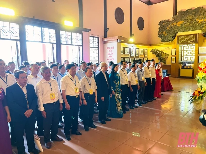 Đoàn đại biểu người tốt, việc tốt trong đồng bào Công giáo tỉnh Thanh Hóa dâng hương, dâng hoa báo công với Bác