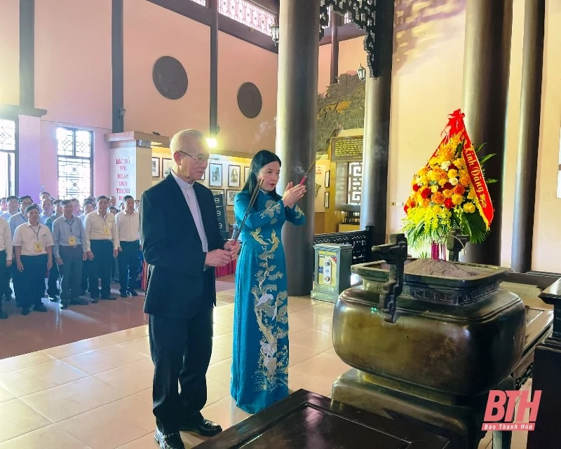 Đoàn đại biểu người tốt, việc tốt trong đồng bào Công giáo tỉnh Thanh Hóa dâng hương, dâng hoa báo công với Bác