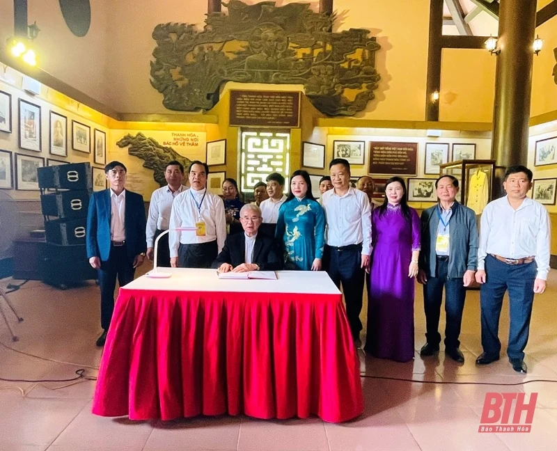 Đoàn đại biểu người tốt, việc tốt trong đồng bào Công giáo tỉnh Thanh Hóa dâng hương, dâng hoa báo công với Bác