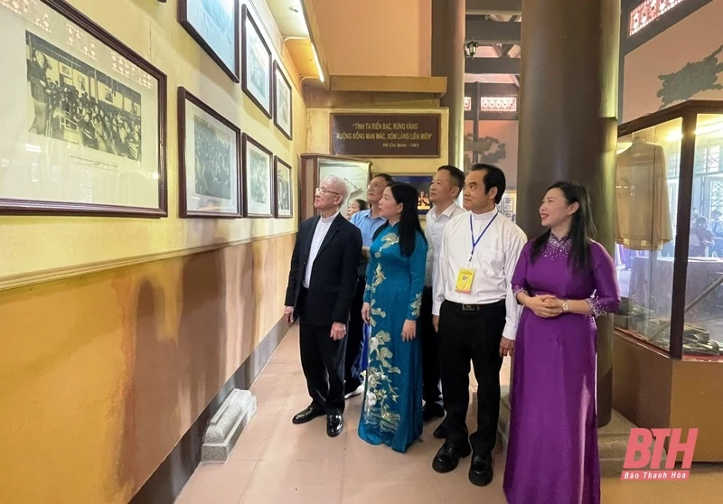 Đoàn đại biểu người tốt, việc tốt trong đồng bào Công giáo tỉnh Thanh Hóa dâng hương, dâng hoa báo công với Bác