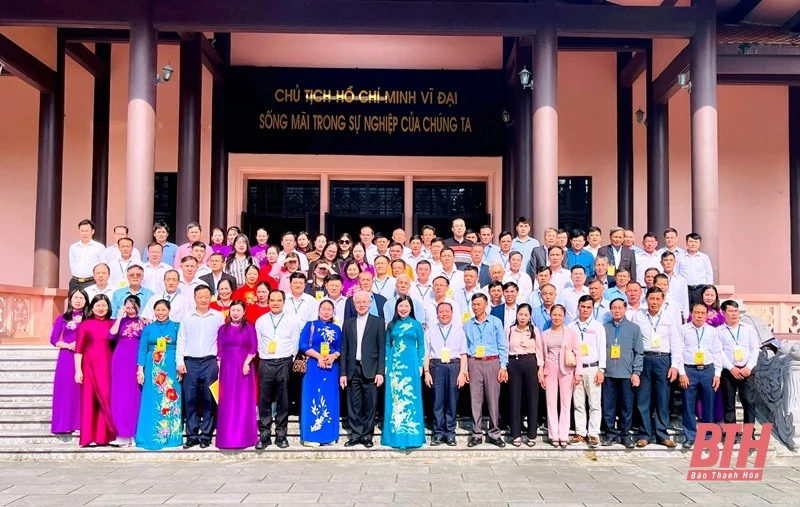 Đoàn đại biểu người tốt, việc tốt trong đồng bào Công giáo tỉnh Thanh Hóa dâng hương, dâng hoa báo công với Bác