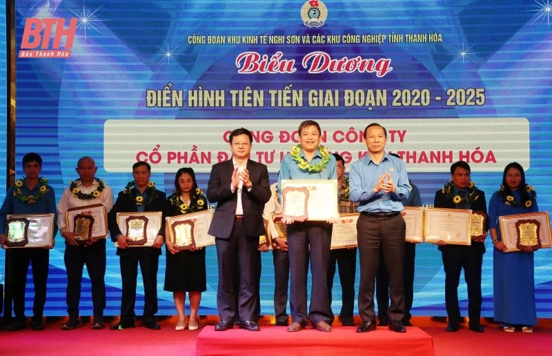 Biểu dương điển hình tiên tiến trong công nhân, viên chức, lao động