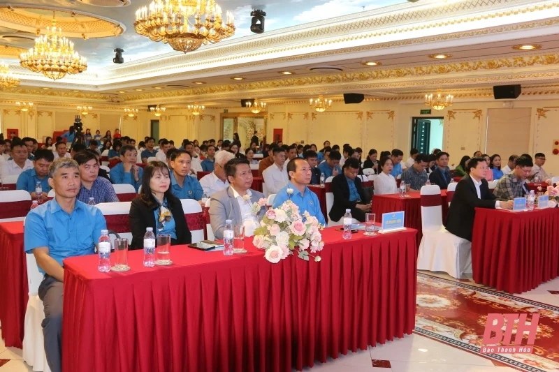 Biểu dương điển hình tiên tiến trong công nhân, viên chức, lao động