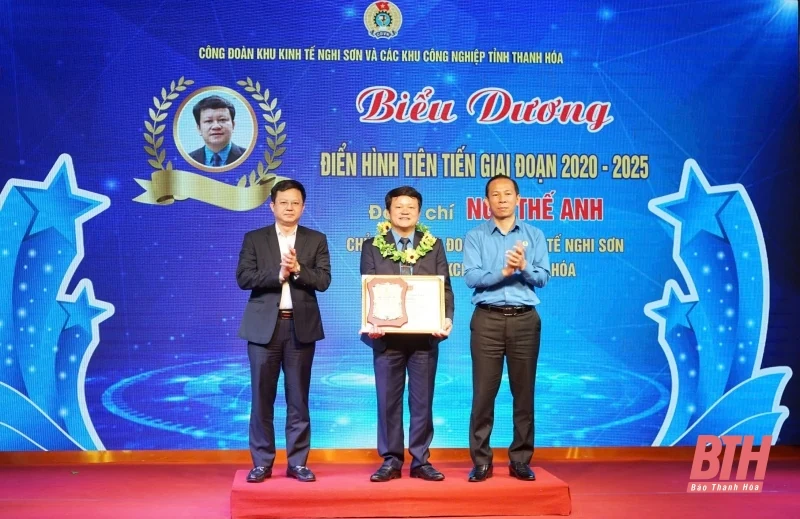 Biểu dương điển hình tiên tiến trong công nhân, viên chức, lao động