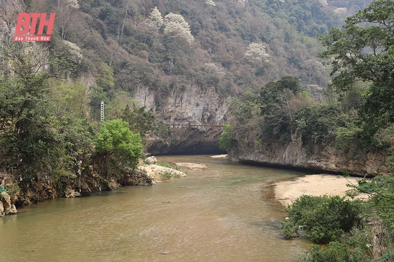 Ngược ngàn Hồi Xuân