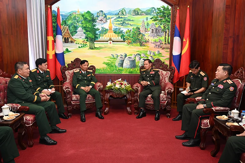 Bộ Tư lệnh Quân khu 4 chúc mừng lãnh đạo Bộ Quốc phòng Lào nhân dịp Tết cổ truyền Bunpimay