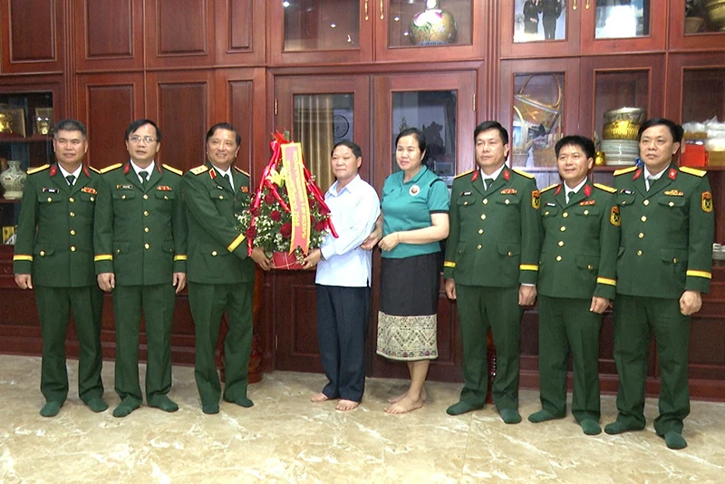 Bộ Tư lệnh Quân khu 4 chúc mừng lãnh đạo Bộ Quốc phòng Lào nhân dịp Tết cổ truyền Bunpimay