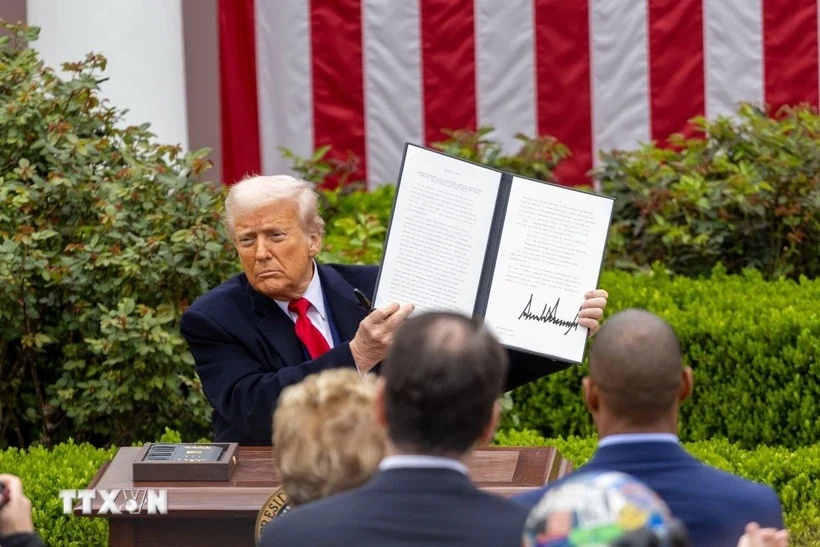 Nhìn lại 7 ngày “địa chấn” thương mại toàn cầu