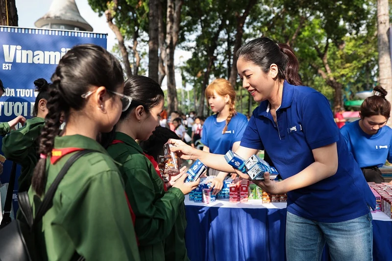 Vinamilk tặng 50.000 hộp sữa cho thiếu nhi TP Hồ Chí Minh nhân sự kiện 50 năm thống nhất đất nước